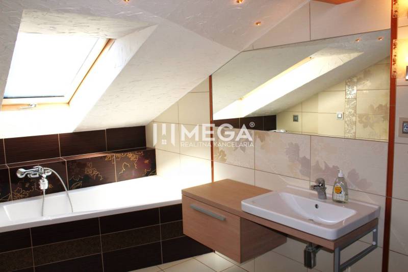 EXKLUZÍVNE NA PRENÁJOM VEĽKOMETRÁŽNY BYT 157M²  v meste HUMENNÉ - Kúpeľňa so strešným oknom, vaňou a umývadlom v 3-izbovom byte.