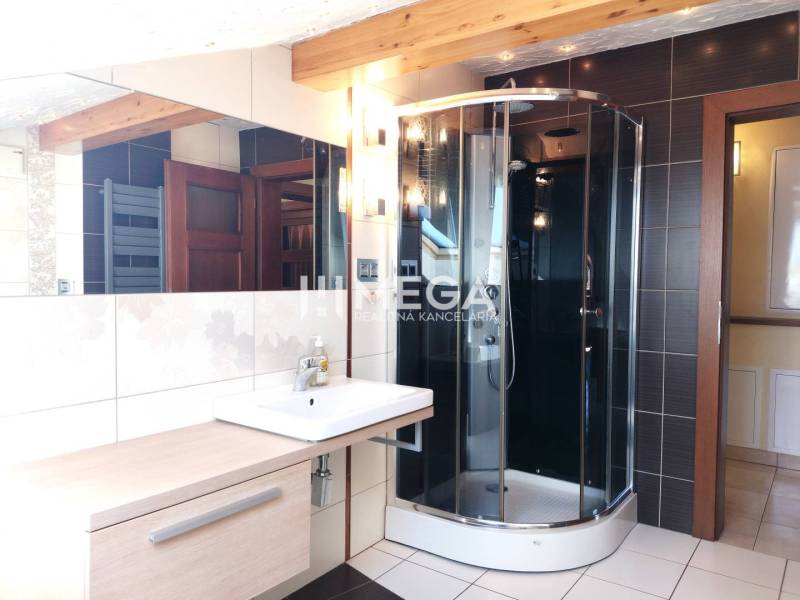 EXKLUZÍVNE NA PRENÁJOM VEĽKOMETRÁŽNY BYT 157M²  v meste HUMENNÉ - Kúpeľňa v 3-izbovom byte so sprchovacím kútom a veľkým zrkadlom.