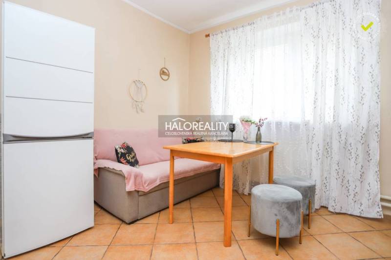 Predaj, rodinný dom Dolná Mariková - EXKLUZÍVNE HALO... - Jedálenský kút v rodinnom dome s pohovkou, stolom a svetlými závesmi.
