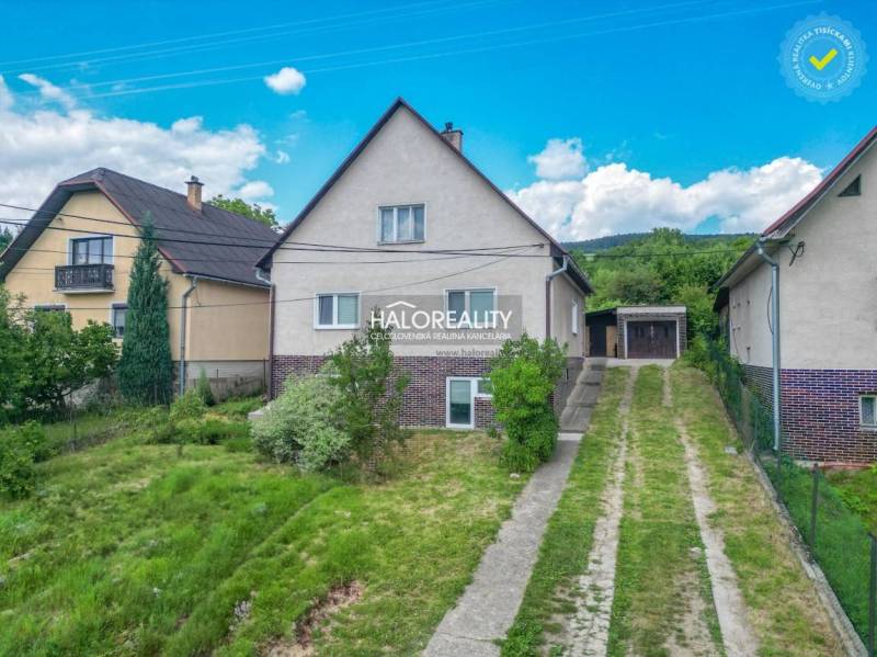Predaj, rodinný dom Dolná Mariková - EXKLUZÍVNE HALO... - Rodinný dom v Dolnej Marikovej, s príjazdovou cestou a okolitou zeleňou pod modrou oblohou.