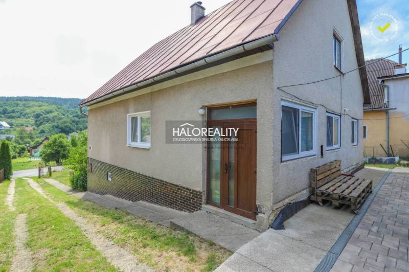 Predaj, rodinný dom Dolná Mariková - EXKLUZÍVNE HALO... - Rodinný dom v Dolnej Marikovej s trávnatým dvorom a spevnenou prístupovou cestou, obklopený prírodou.