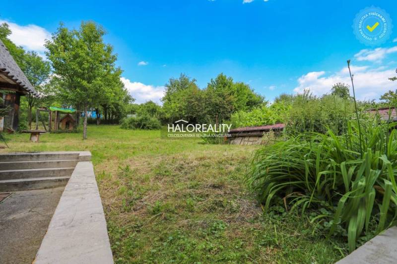 Predaj, rodinný dom Dolná Mariková - EXKLUZÍVNE HALO... - Záhrada rodinného domu v Dolnej Marikovej je obklopená stromami a trávnatou plochou.