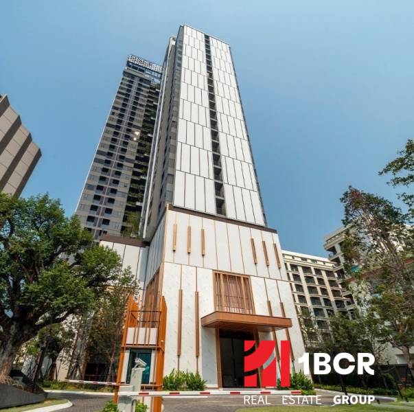 ONCE PATTAYA - Výstavba bytov v Pattayi, vysoká budova s modernou architektúrou a zeleňou okolo.