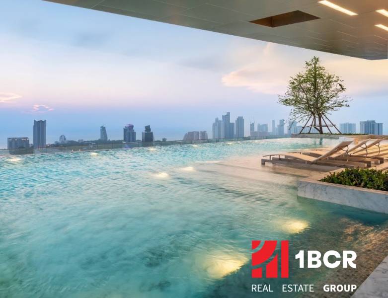 ONCE PATTAYA - Bazén s lehátkami a výhľadom na panorámu mesta Pattaya výstavby bytov.