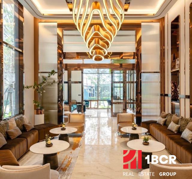 ONCE PATTAYA - Luxusný interiér s elegantným lustrom a pohodlným posedením pre Výstavbu bytov.