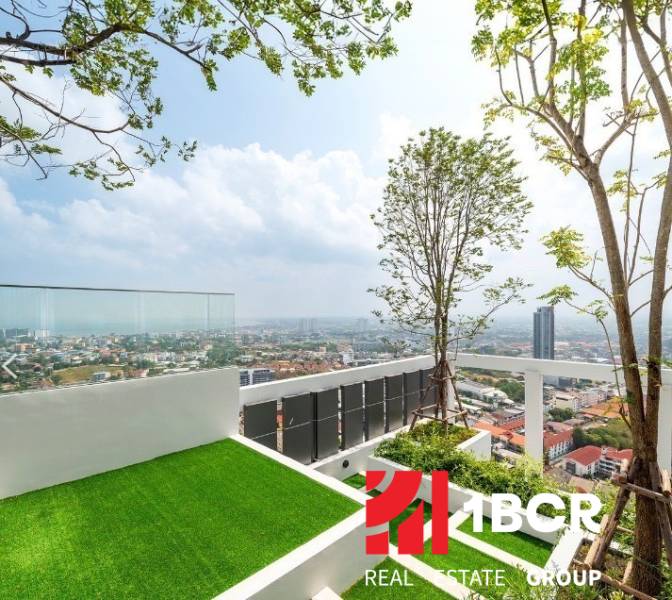 ONCE PATTAYA - Strešná terasa s výhľadom na mesto Pattaya a bytovú výstavbu.