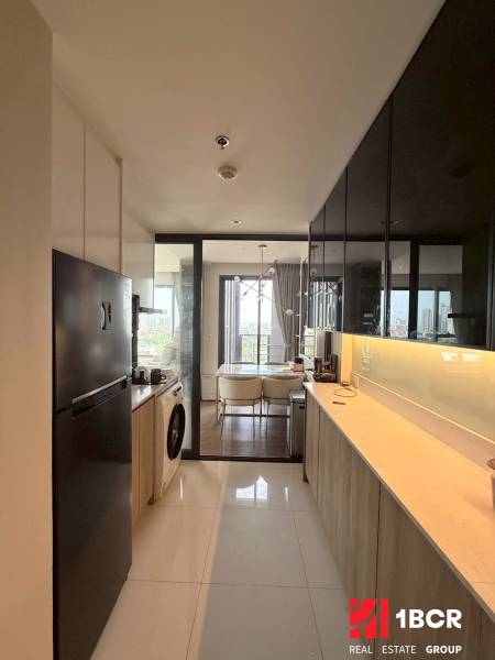 2 SPÁLŇOVÝ APARTMÁN ONCE PATTAYA - Kuchyňa v 3-izbovom byte s výhľadom na jedálenskú časť.