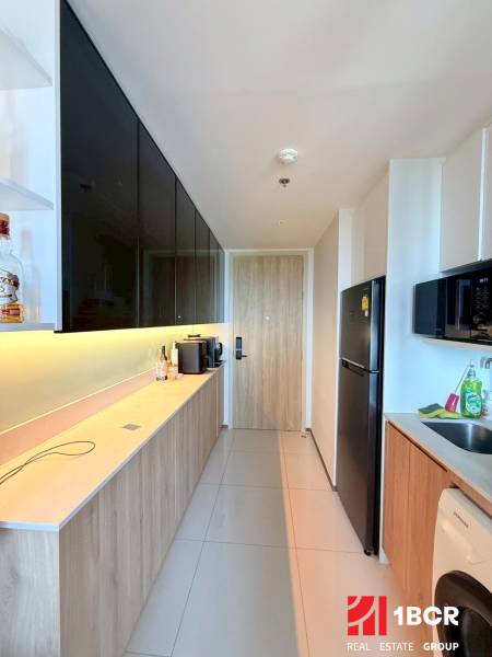 2 SPÁLŇOVÝ APARTMÁN ONCE PATTAYA - Kuchyňa v 3-izbovom byte s moderným vybavením a svetlou podlahou.