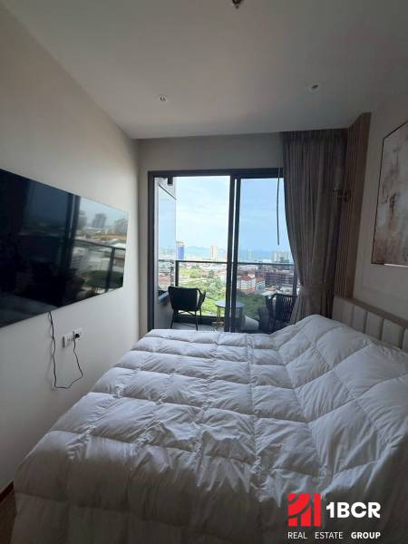 2 SPÁLŇOVÝ APARTMÁN ONCE PATTAYA - Spálňa v 3-izbovom byte s výhľadom, pohodlnou posteľou a TV.