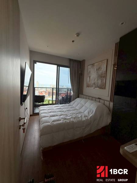 2 SPÁLŇOVÝ APARTMÁN ONCE PATTAYA - Spálňa s posteľou a výhľadom, 3-izbový byt s balkónom.