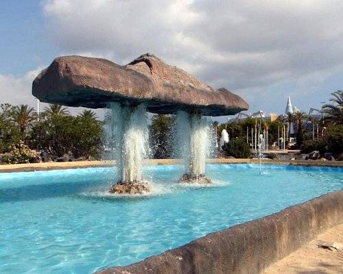 TORREVIEJA - UVÁDZACIE CENY ZA NOVOSTAVBU len 300 metrov od mora - Fontána s neobvyklou kamennou konštrukciou a vodnými prúdmi v krásnom prostredí.