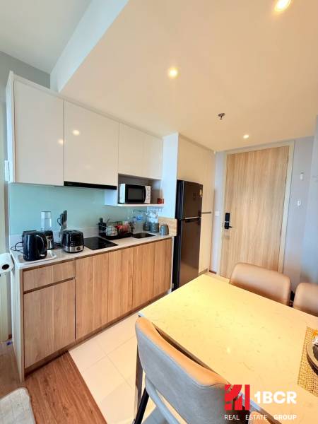 2 SPÁLŇOVÝ APARTMÁN ONCE PATTAYA - Kuchyňa v 3-izbovom byte s dreveným nábytkom a modernými spotrebičmi.