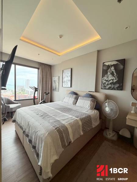2 SPÁLŇOVÝ APARTMÁN ONCE PATTAYA - Svetlá spálňa s veľkou posteľou a výhľadom v 3-izbovom byte.
