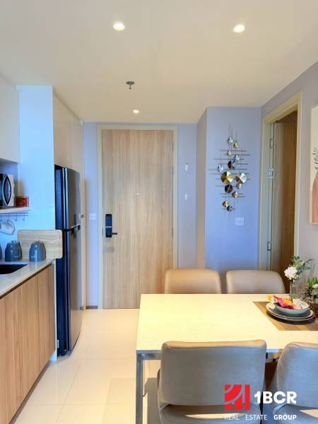 2 SPÁLŇOVÝ APARTMÁN ONCE PATTAYA - Jedálenský kút v 3-izbovom byte s jedálenským stolom a vstavanou kuchynkou.