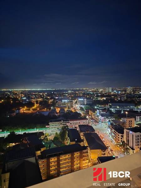 ŠTÚDIO ONCE PATTAYA - Nočná panoráma Pattaya, pohľad z 1-izbového bytu na osvetlené mesto.