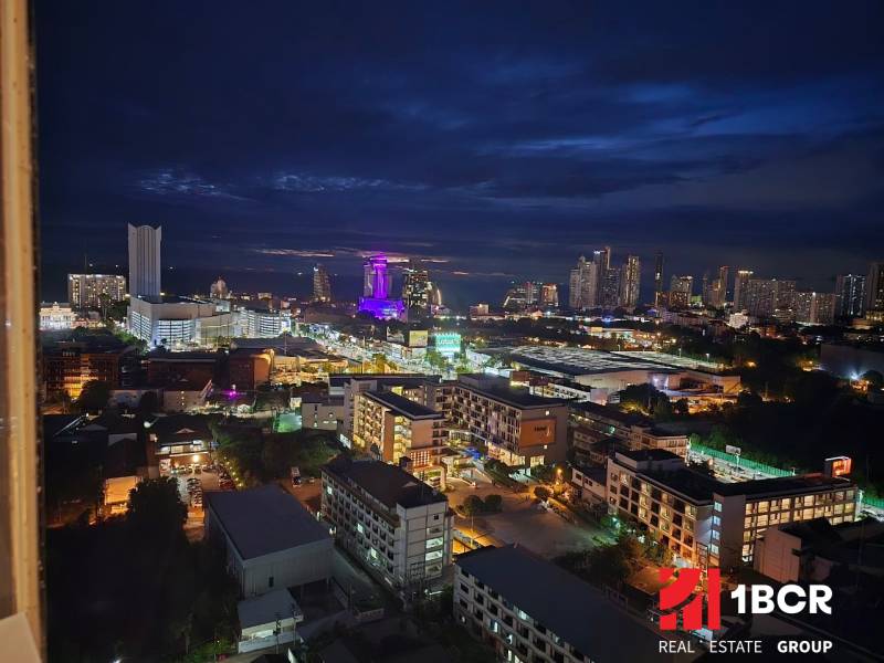 ŠTÚDIO ONCE PATTAYA - Nočný pohľad na mesto Pattaya s osvetlenými budovami a siluetami na horizonte.