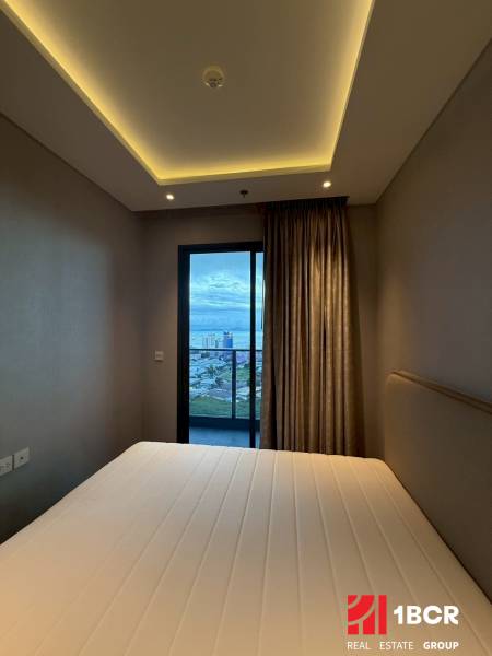 2 SPÁLŇOVÝ APARTMÁN ONCE PATTAYA - Spálňa so vstavaným osvetlením a výhľadom na balkón, 3-izbový byt.