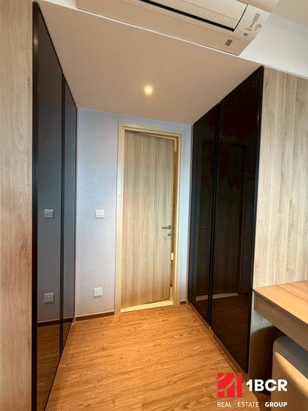 2 SPÁLŇOVÝ APARTMÁN ONCE PATTAYA - Chodba v 3-izbovom byte so skriňami, drevenými detailmi a podlahou.