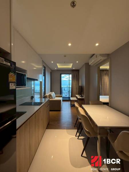 2 SPÁLŇOVÝ APARTMÁN ONCE PATTAYA - Kuchyňa a jedáleň v 3-izbovom byte s výhľadom z balkóna.