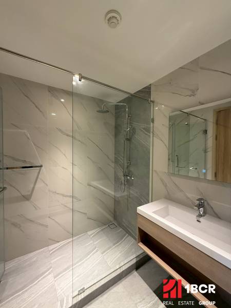 2 SPÁLŇOVÝ APARTMÁN ONCE PATTAYA - Kúpeľňa so sprchovacím kútom a umývadlom v 3-izbovom byte s elegantným dizajnom.