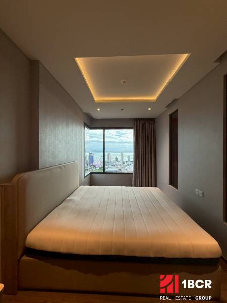 2 SPÁLŇOVÝ APARTMÁN ONCE PATTAYA - Spálňa v 3-izbovom byte s veľkým oknom a výhľadom do mesta.