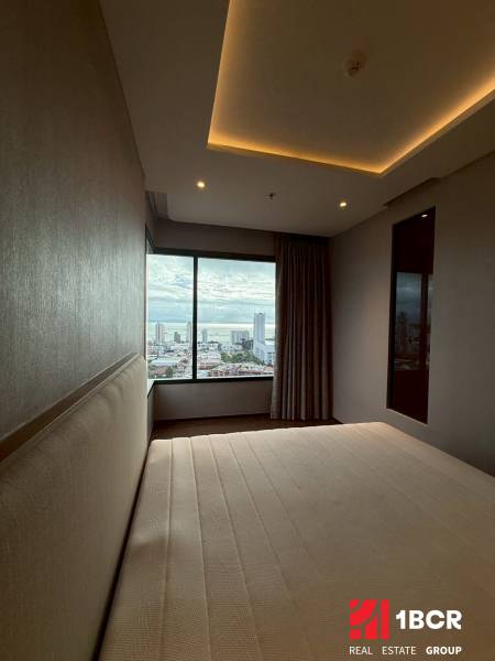 2 SPÁLŇOVÝ APARTMÁN ONCE PATTAYA - Spálňa v 3-izbovom byte s výhľadom na mesto cez veľké okno.