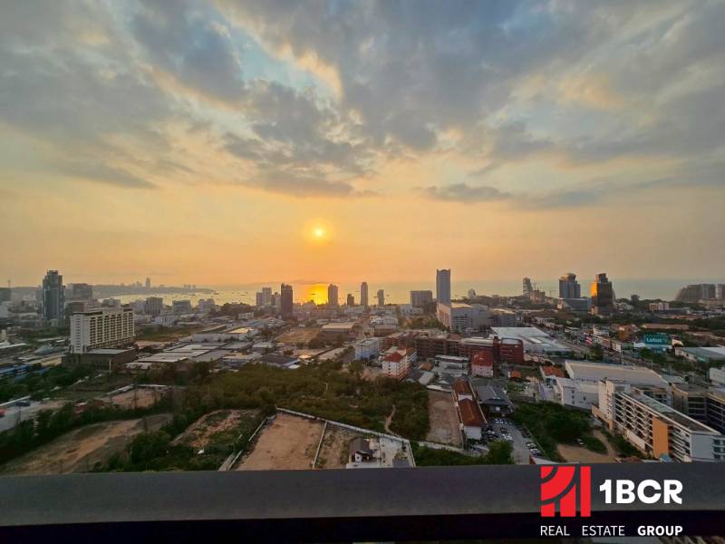 2 SPÁLŇOVÝ APARTMÁN ONCE PATTAYA - Pohľad z 3-izbového bytu v Pattayi na západ slnka nad mestom a morom.