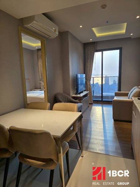 2 SPÁLŇOVÝ APARTMÁN ONCE PATTAYA - Jedálenský kút v 3-izbovom byte s pohľadom na obývaciu izbu a balkón.