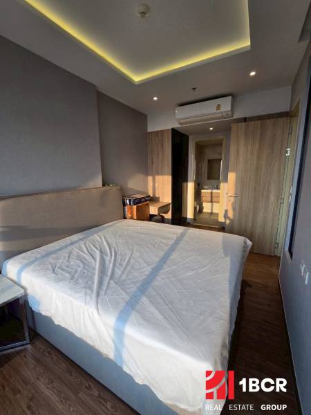 2 SPÁLŇOVÝ APARTMÁN ONCE PATTAYA - Spálňa v 3-izbovom byte s manželskou posteľou a klimatizáciou, drevená podlaha.