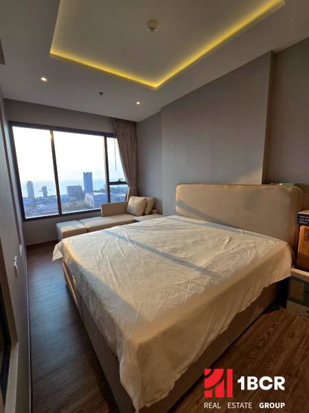 2 SPÁLŇOVÝ APARTMÁN ONCE PATTAYA - 3-izbový byt s posteľou a výhľadom na mesto a more.