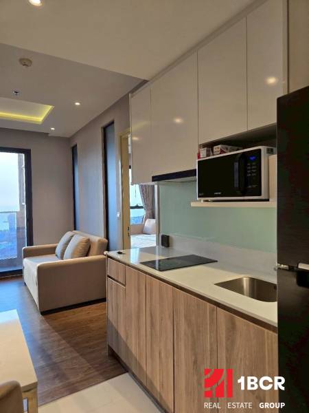 2 SPÁLŇOVÝ APARTMÁN ONCE PATTAYA - Kuchyňa v 3-izbovom byte s pohovkou, varnou doskou a mikrovlnkou.