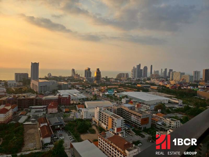2 SPÁLŇOVÝ APARTMÁN ONCE PATTAYA - Výhľad na západ slnka nad panorámou mesta z 3-izbového bytu v Pattaye.