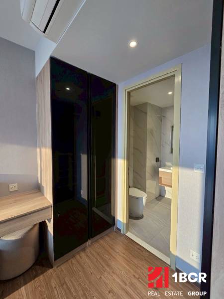 2 SPÁLŇOVÝ APARTMÁN ONCE PATTAYA - Kompaktný interiér 3-izbového bytu s kúpeľňou a vstavanou skriňou.