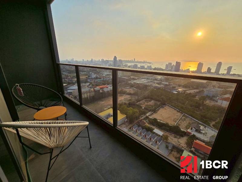 2 SPÁLŇOVÝ APARTMÁN ONCE PATTAYA - Balkón s výhľadom na mesto Pattaya a západ slnka z 3-izbového bytu.