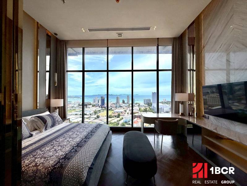 PENTHOUSE ONCE PATTAYA - Spálňa 4-izbového bytu s výhľadom na mesto a more v Pattayi.