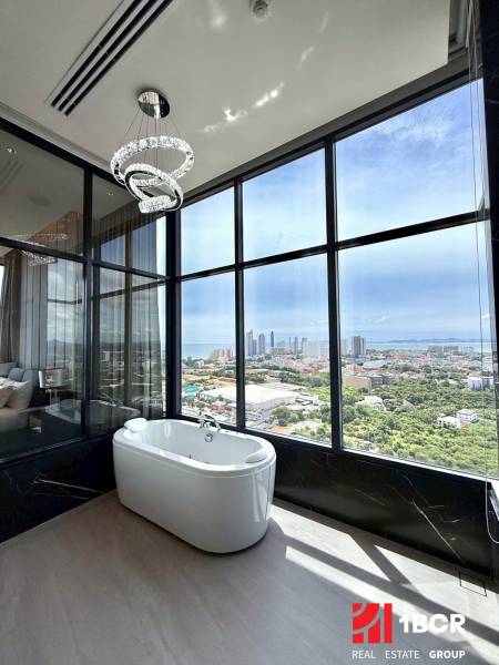 PENTHOUSE ONCE PATTAYA - Výhľad z 4-izbového bytu na mesto Pattaya s vaňou a panoramatickým oknom.