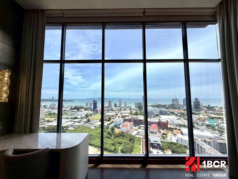 PENTHOUSE ONCE PATTAYA - Výhľad z 4-izbového bytu na panorámu mesta Pattaya a pobrežie.
