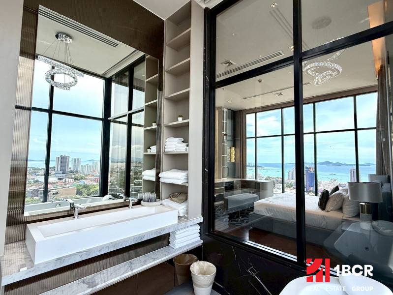 PENTHOUSE ONCE PATTAYA - Kúpeľňa 4-izbového bytu s výhľadom na mesto a more v Pattayi.