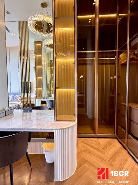 PENTHOUSE ONCE PATTAYA - Šatník s osvetlením, zrkadlo a stôl v 4-izbovom byte.