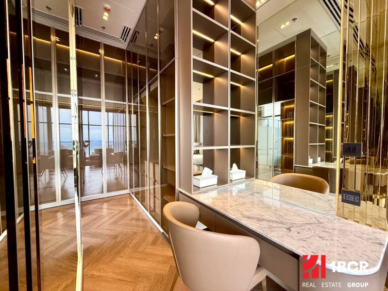 PENTHOUSE ONCE PATTAYA - Luxusná izba so zrkadlovými stenami v 4-izbovom byte, elegantný drevený podlahový vzor.