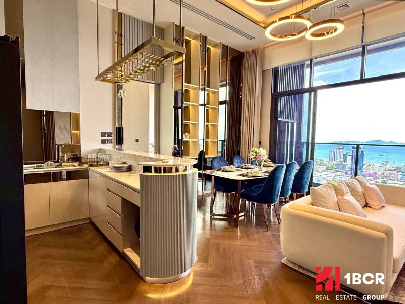 PENTHOUSE ONCE PATTAYA - Luxusná kuchyňa a obývačka s výhľadom na pobrežie v 4-izbovom byte.