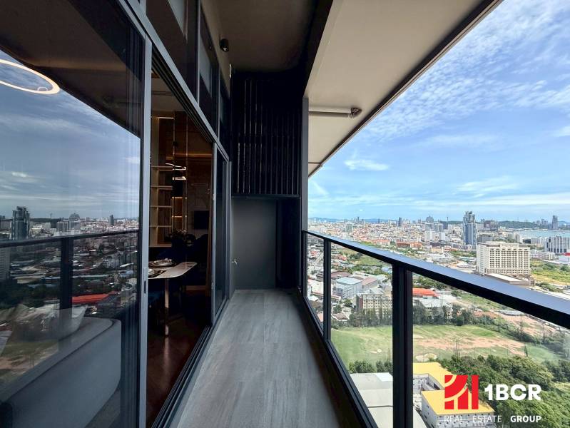 PENTHOUSE ONCE PATTAYA - Výhľad z 4-izbového bytu v Pattayi. Balkón s preskleným zábradlím a panoráma mesta.