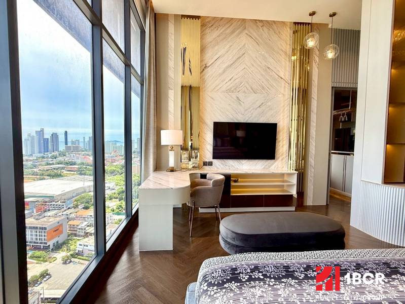 PENTHOUSE ONCE PATTAYA - Štýlový interiér 4-izbového bytu s výhľadom na panorámu mesta, elegantné vybavenie.