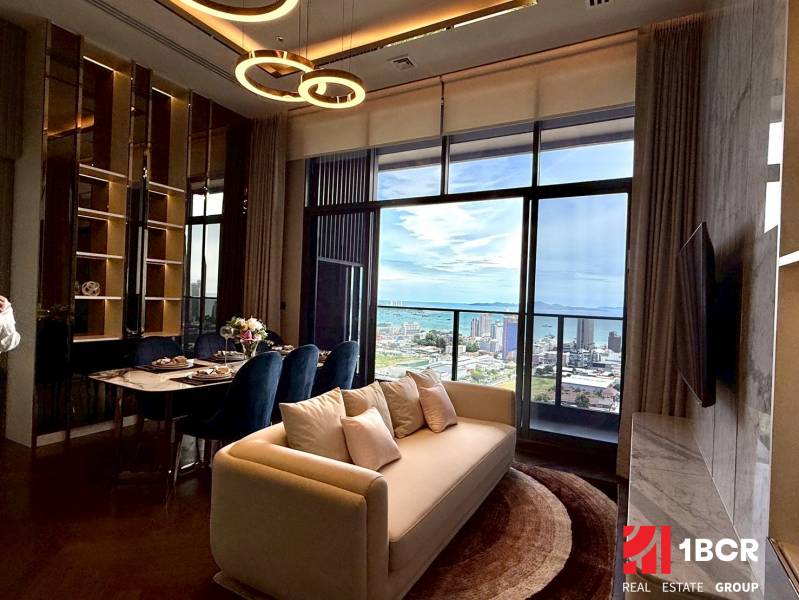 PENTHOUSE ONCE PATTAYA - Obývačka v 4-izbovom byte s výhľadom na mesto a more.
