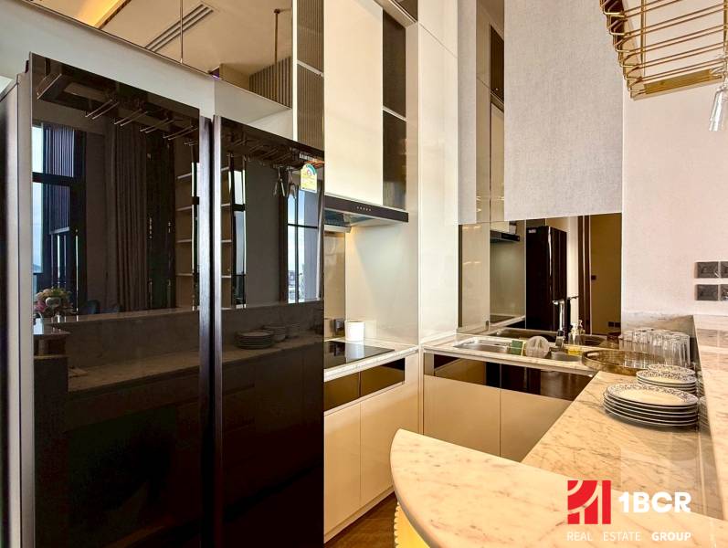 PENTHOUSE ONCE PATTAYA - Kuchyňa v 4-izbovom byte, s mramorovým pultom a zrkadlovou chladničkou.