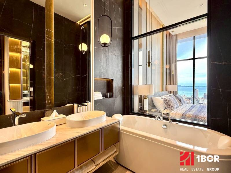PENTHOUSE ONCE PATTAYA - Luxusná kúpeľňa v 4-izbovom byte s výhľadom z postele na more.