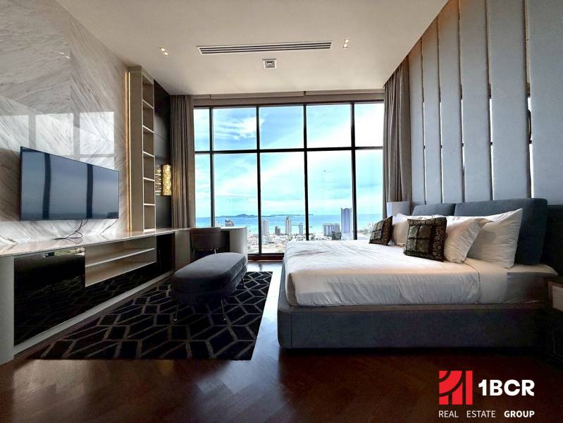 PENTHOUSE ONCE PATTAYA - Luxusná spálňa v 4-izbovom byte s nádherným výhľadom na Pattaya.