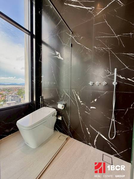 PENTHOUSE ONCE PATTAYA - Kúpeľňa v 4-izbovom byte s mramorovými stenami a výhľadom na mesto.