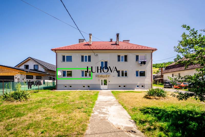 Na predaj 2-izbový byt so záhradkou a garážou! - Dvojpodlažná budova so záhradou v Púchove, ponuka 2-izbového bytu.