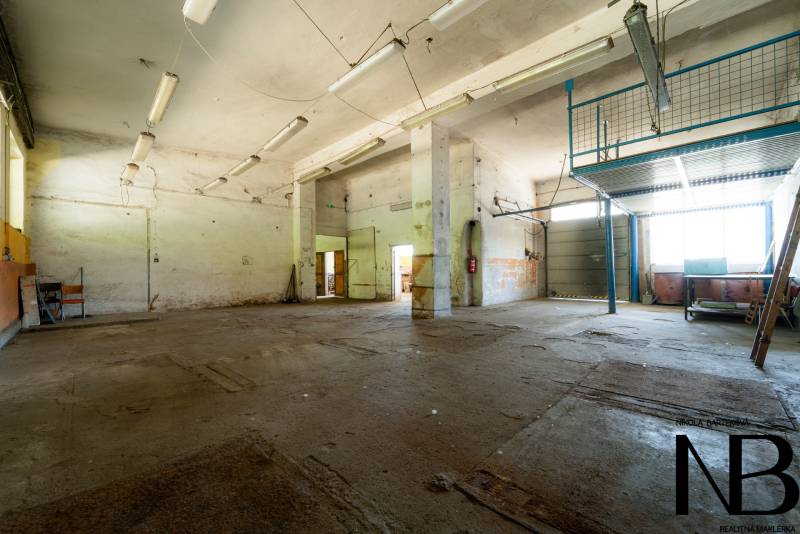 Na predaj polyfunkčný objekt na pozemku 4609 m2, TN - Zámostie - Priestranné sklady a haly s vysokými stropmi a priemyselným osvetlením, Trenčín, Kasárenská.